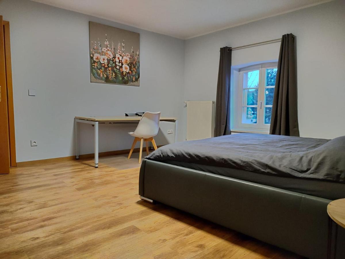Modern 3 Bedroom Near Castle Apartment *